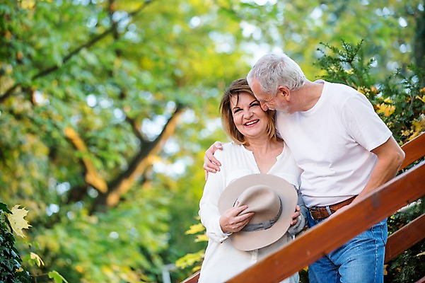 포토 JPG 주간 서양인 모자 커플 응시 공원 여자 노년 남자 50대 데이트 안기 나뭇잎 서기 미소 사람 상반신 야외 두명 앞모습 실버라이프 계단 노부부 로맨틱 챙모자 노인만 어깨에손 국내포토 자연요소 외국인 모자_잡화 라이프스타일 부부 시선 잡화 공공시설 뷰포인트 중년 컨셉 잎 관계 모션 표정 성인 성인만 파일형식
