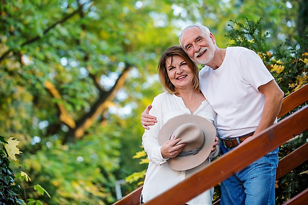 포토 JPG 주간 서양인 모자 커플 응시 공원 여자 노년 남자 50대 데이트 난간 안기 나뭇잎 서기 미소 사람 상반신 야외 두명 앞모습 실버라이프 계단 노부부 기댐 로맨틱 챙모자 노인만 어깨에손 국내포토 자연요소 외국인 모자_잡화 라이프스타일 부부 시선 잡화 공공시설 뷰포인트 중년 컨셉 잎 관계 모션 표정 성인 성인만 파일형식