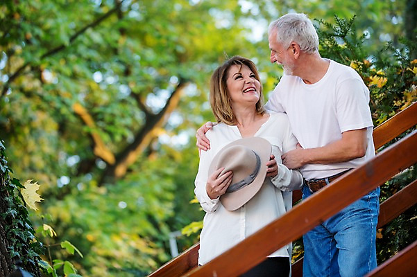 포토 JPG 주간 서양인 모자 커플 응시 공원 여자 노년 남자 50대 데이트 난간 나뭇잎 서기 미소 사람 상반신 야외 두명 앞모습 실버라이프 마주보기 계단 노부부 로맨틱 챙모자 노인만 어깨에손 국내포토 자연요소 외국인 모자_잡화 라이프스타일 부부 시선 잡화 공공시설 뷰포인트 중년 컨셉 잎 관계 모션 표정 성인 성인만 파일형식