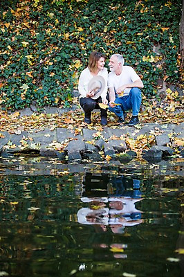 포토 JPG 주간 전신 서양인 커플 응시 여자 노년 남자 50대 낙엽 데이트 미소 사람 야외 두명 앞모습 실버라이프 마주보기 노부부 로맨틱 가을 담쟁이덩굴 강가 웅크림 챙모자 노인만 국내포토 자연요소 외국인 모자_잡화 라이프스타일 부부 시선 계절 뷰포인트 중년 컨셉 잎 관계 모션 표정 성인 강 덩굴 성인만 파일형식