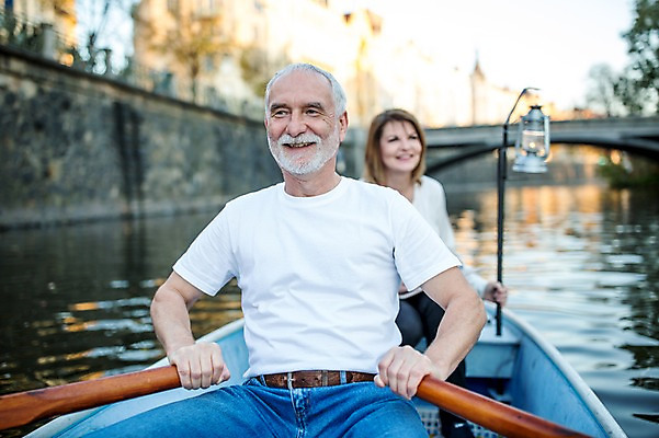 포토 JPG 주간 서양인 커플 응시 여자 노년 남자 50대 데이트 미소 사람 상반신 야외 두명 앞모습 실버라이프 강 노부부 로맨틱 나룻배 노젓기 노인만 국내포토 자연요소 외국인 라이프스타일 부부 시선 뷰포인트 중년 컨셉 배_교통 관계 모션 표정 성인 성인만 파일형식