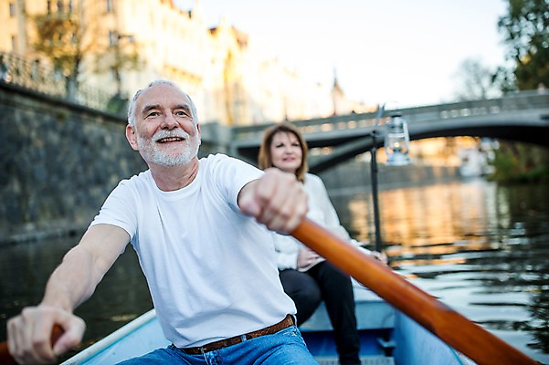 포토 JPG 주간 서양인 커플 응시 여자 노년 남자 50대 데이트 미소 사람 앉기 상반신 야외 두명 앞모습 실버라이프 강 노부부 로맨틱 나룻배 노젓기 노인만 국내포토 자연요소 외국인 라이프스타일 부부 시선 뷰포인트 중년 컨셉 배_교통 관계 모션 표정 성인 성인만 파일형식