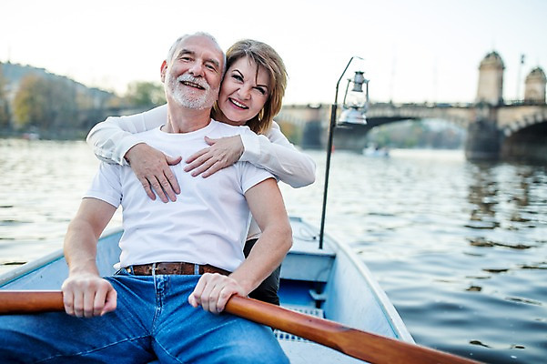 포토 JPG 주간 서양인 커플 응시 여자 노년 남자 50대 데이트 안기 미소 사람 앉기 상반신 야외 두명 앞모습 실버라이프 강 노부부 로맨틱 나룻배 즐거움 노젓기 백허그 노인만 국내포토 자연요소 외국인 라이프스타일 부부 시선 감정 뷰포인트 중년 컨셉 배_교통 관계 모션 포옹 표정 성인 성인만 파일형식