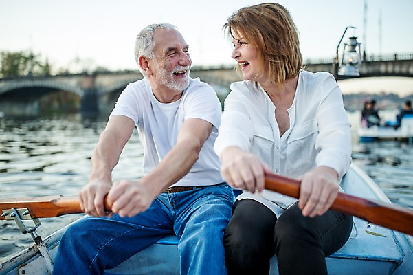 포토 JPG 주간 서양인 커플 응시 여자 노년 남자 50대 데이트 미소 사람 상반신 야외 두명 앞모습 실버라이프 강 마주보기 노부부 로맨틱 나룻배 즐거움 노 노젓기 노인만 국내포토 자연요소 외국인 라이프스타일 부부 시선 감정 뷰포인트 중년 컨셉 배_교통 관계 모션 표정 성인 선박 성인만 파일형식