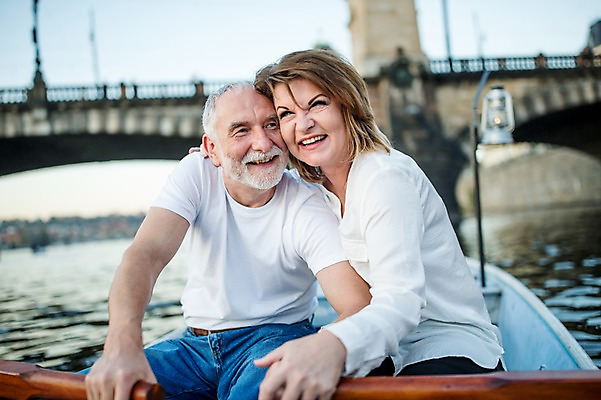 포토 JPG 주간 서양인 커플 응시 여자 노년 남자 50대 데이트 미소 사람 앉기 상반신 야외 두명 앞모습 실버라이프 강 손잡기 노부부 로맨틱 즐거움 노젓기 노인만 국내포토 자연요소 외국인 라이프스타일 부부 시선 감정 뷰포인트 중년 컨셉 관계 모션 표정 성인 성인만 파일형식