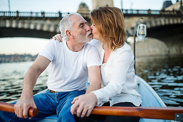 포토 JPG 주간 서양인 커플 여자 노년 남자 50대 데이트 키스 사람 앉기 상반신 야외 두명 앞모습 실버라이프 강 손잡기 노부부 로맨틱 나룻배 노젓기 노인만 국내포토 자연요소 외국인 라이프스타일 부부 뷰포인트 중년 컨셉 배_교통 관계 모션 성인 애정표현 성인만 파일형식