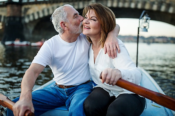 포토 JPG 주간 서양인 커플 여자 노년 남자 50대 데이트 안기 키스 미소 사람 앉기 상반신 야외 두명 앞모습 실버라이프 강 노부부 로맨틱 잡기 나룻배 즐거움 노젓기 노인만 어깨에손 국내포토 자연요소 외국인 라이프스타일 부부 감정 뷰포인트 중년 컨셉 배_교통 관계 모션 표정 성인 애정표현 성인만 파일형식