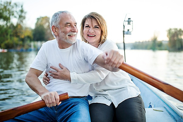 포토 JPG 주간 서양인 커플 응시 여자 노년 남자 50대 데이트 안기 미소 사람 앉기 상반신 야외 두명 앞모습 실버라이프 강 노부부 로맨틱 즐거움 노젓기 노인만 국내포토 자연요소 외국인 라이프스타일 부부 시선 감정 뷰포인트 중년 컨셉 관계 모션 표정 성인 성인만 파일형식