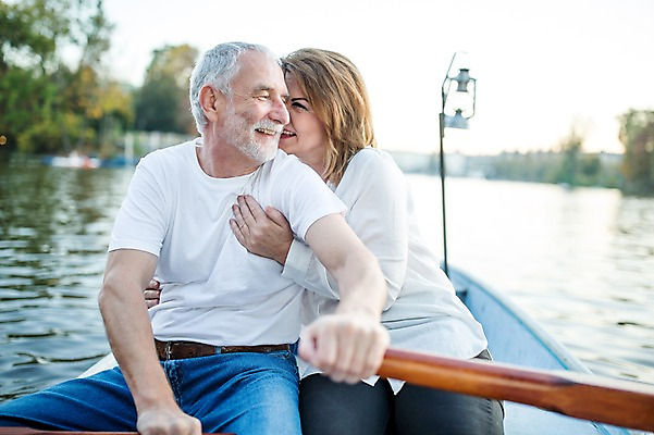 포토 JPG 주간 서양인 커플 응시 여자 노년 남자 50대 데이트 안기 미소 사람 앉기 상반신 야외 두명 앞모습 실버라이프 강 노부부 로맨틱 잡기 나룻배 즐거움 노젓기 노인만 국내포토 자연요소 외국인 라이프스타일 부부 시선 감정 뷰포인트 중년 컨셉 배_교통 관계 모션 표정 성인 성인만 파일형식