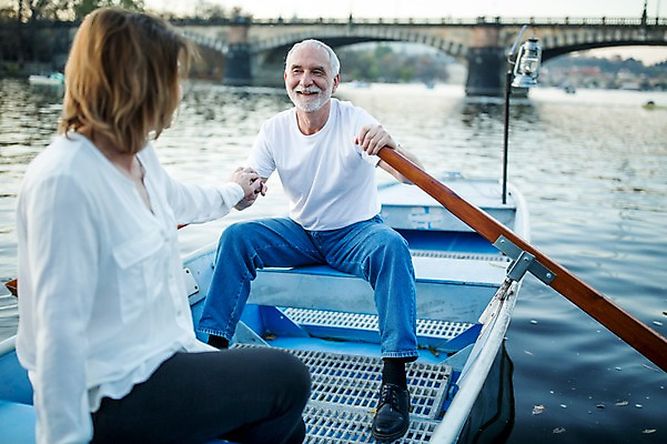 포토 JPG 주간 전신 서양인 커플 응시 여자 노년 남자 50대 데이트 미소 사람 앉기 상반신 야외 두명 앞모습 옆모습 실버라이프 강 마주보기 손잡기 노부부 로맨틱 나룻배 노 노젓기 노인만 국내포토 자연요소 외국인 라이프스타일 부부 시선 뷰포인트 중년 컨셉 배_교통 관계 모션 표정 성인 선박 성인만 파일형식