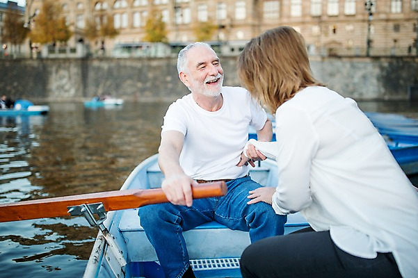 포토 JPG 주간 서양인 커플 여자 노년 남자 50대 데이트 웃음 사람 상반신 야외 두명 앞모습 옆모습 실버라이프 강 마주보기 손잡기 노부부 로맨틱 나룻배 즐거움 노 노인만 국내포토 자연요소 외국인 라이프스타일 부부 감정 뷰포인트 중년 컨셉 배_교통 관계 모션 표정 성인 선박 성인만 파일형식