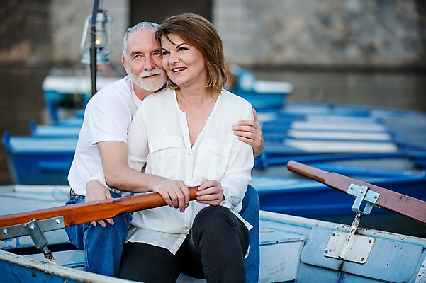 포토 JPG 주간 서양인 커플 응시 여자 노년 남자 50대 데이트 안기 미소 사람 앉기 상반신 야외 두명 앞모습 실버라이프 노부부 로맨틱 나룻배 노 백허그 노인만 국내포토 자연요소 외국인 라이프스타일 부부 시선 뷰포인트 중년 컨셉 배_교통 관계 모션 포옹 표정 성인 선박 성인만 파일형식