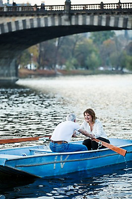 포토 JPG 주간 서양인 커플 응시 여자 노년 남자 50대 데이트 미소 사람 앉기 상반신 야외 두명 옆모습 뒷모습 실버라이프 강 마주보기 손잡기 노부부 로맨틱 나룻배 노 노젓기 노인만 국내포토 자연요소 외국인 라이프스타일 부부 시선 뷰포인트 중년 컨셉 배_교통 관계 모션 표정 성인 선박 성인만 파일형식