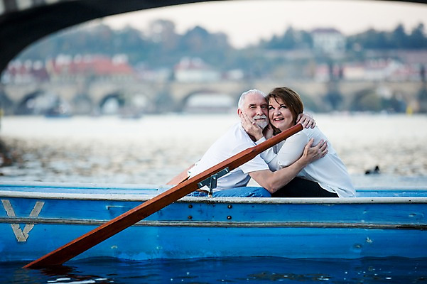 포토 JPG 주간 서양인 커플 응시 여자 노년 남자 50대 데이트 안기 미소 사람 앉기 상반신 야외 두명 옆모습 실버라이프 강 노부부 로맨틱 나룻배 노 노인만 국내포토 자연요소 외국인 라이프스타일 부부 시선 뷰포인트 중년 컨셉 배_교통 관계 모션 표정 성인 선박 성인만 파일형식