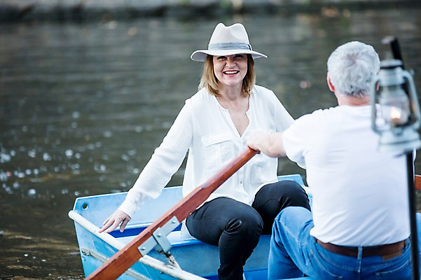 포토 JPG 주간 서양인 모자 커플 응시 여자 노년 남자 50대 가로등 데이트 미소 사람 상반신 야외 두명 앞모습 뒷모습 실버라이프 강 노부부 로맨틱 나룻배 노 노젓기 챙모자 노인만 국내포토 자연요소 외국인 모자_잡화 라이프스타일 부부 시선 잡화 공공시설 뷰포인트 중년 컨셉 배_교통 관계 모션 표정 성인 선박 성인만 파일형식