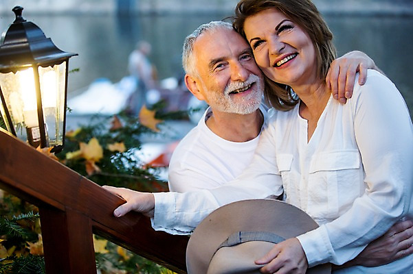 포토 JPG 주간 서양인 모자 커플 응시 여자 노년 남자 행복 50대 가로등 데이트 난간 안기 미소 사람 상반신 야외 두명 옆모습 실버라이프 노부부 로맨틱 잡기 챙모자 노인만 국내포토 자연요소 외국인 모자_잡화 라이프스타일 부부 시선 잡화 공공시설 감정 뷰포인트 중년 컨셉 관계 모션 표정 성인 성인만 파일형식
