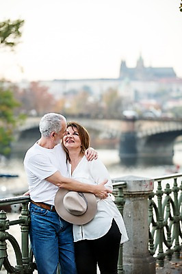 포토 JPG 주간 서양인 모자 커플 응시 여자 노년 남자 행복 50대 데이트 난간 안기 서기 미소 사람 상반신 야외 두명 앞모습 옆모습 실버라이프 마주보기 노부부 기댐 로맨틱 챙모자 노인만 국내포토 자연요소 외국인 모자_잡화 라이프스타일 부부 시선 잡화 감정 뷰포인트 중년 컨셉 관계 모션 표정 성인 성인만 파일형식