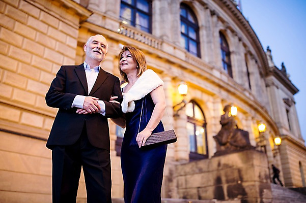 포토 JPG 서양인 커플 응시 드레스 여자 노년 남자 로우앵글 50대 가로등 데이트 미소 사람 정장 상반신 야외 두명 건물 앞모습 옆모습 실버라이프 팔짱 노부부 로맨틱 야간 공연장 노인만 국내포토 자연요소 외국인 라이프스타일 건축물 부부 시선 옷 공공시설 뷰포인트 중년 컨셉 관계 모션 표정 성인 극장 성인만 파일형식