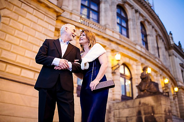 포토 JPG 서양인 커플 응시 드레스 여자 노년 남자 로우앵글 50대 가로등 데이트 미소 사람 정장 상반신 야외 두명 건물 앞모습 옆모습 실버라이프 마주보기 팔짱 노부부 로맨틱 야간 공연장 노인만 국내포토 자연요소 외국인 라이프스타일 건축물 부부 시선 옷 공공시설 뷰포인트 중년 컨셉 관계 모션 표정 성인 극장 성인만 파일형식