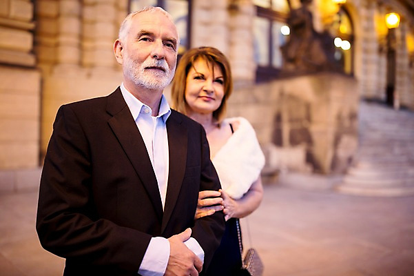 포토 JPG 서양인 커플 응시 드레스 여자 노년 남자 50대 데이트 사람 정장 상반신 야외 두명 앞모습 실버라이프 팔짱 노부부 로맨틱 야간 노인만 국내포토 자연요소 외국인 라이프스타일 부부 시선 옷 뷰포인트 중년 컨셉 관계 모션 성인 성인만 파일형식