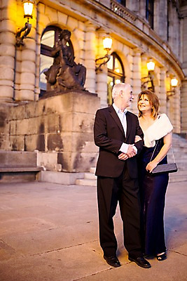 포토 JPG 전신 서양인 커플 응시 드레스 여자 노년 남자 50대 가로등 데이트 미소 사람 정장 야외 두명 건물 앞모습 옆모습 실버라이프 마주보기 팔짱 노부부 로맨틱 뒤돌아보기 야간 노인만 국내포토 자연요소 외국인 라이프스타일 건축물 부부 시선 옷 공공시설 뷰포인트 중년 컨셉 관계 모션 표정 성인 성인만 파일형식