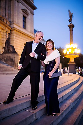 포토 JPG 전신 서양인 커플 응시 드레스 여자 노년 남자 50대 가로등 데이트 거리 서기 미소 사람 정장 야외 두명 앞모습 실버라이프 팔짱 계단 노부부 로맨틱 야간 노인만 국내포토 자연요소 외국인 라이프스타일 부부 시선 옷 공공시설 뷰포인트 중년 컨셉 관계 모션 표정 성인 성인만 파일형식