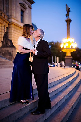 포토 JPG 전신 서양인 커플 드레스 여자 노년 남자 50대 가로등 데이트 거리 키스 서기 사람 야외 두명 옆모습 실버라이프 마주보기 계단 손잡기 노부부 로맨틱 야간 노인만 국내포토 자연요소 외국인 라이프스타일 부부 옷 공공시설 뷰포인트 중년 컨셉 관계 모션 성인 애정표현 성인만 파일형식