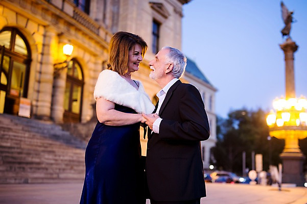 포토 JPG 서양인 커플 응시 드레스 여자 노년 남자 50대 가로등 데이트 미소 사람 정장 상반신 야외 두명 옆모습 실버라이프 마주보기 계단 손잡기 노부부 로맨틱 야간 공연장 노인만 국내포토 자연요소 외국인 라이프스타일 부부 시선 옷 공공시설 뷰포인트 중년 컨셉 관계 모션 표정 성인 극장 성인만 파일형식