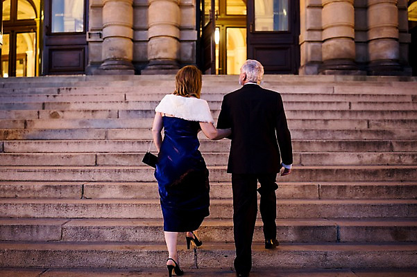 포토 JPG 전신 서양인 커플 드레스 여자 노년 남자 50대 데이트 사람 정장 야외 두명 뒷모습 실버라이프 팔짱 계단 노부부 로맨틱 야간 공연장 오르기 노인만 국내포토 자연요소 외국인 라이프스타일 부부 옷 뷰포인트 중년 컨셉 관계 모션 성인 극장 성인만 파일형식