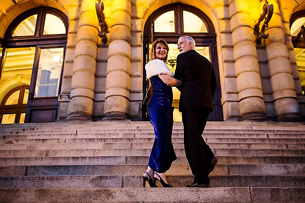 포토 JPG 전신 서양인 커플 응시 드레스 여자 노년 남자 50대 가로등 데이트 미소 사람 정장 야외 두명 뒷모습 실버라이프 팔짱 계단 노부부 로맨틱 뒤돌아보기 야간 공연장 오르기 노인만 국내포토 자연요소 외국인 라이프스타일 부부 시선 옷 공공시설 뷰포인트 중년 컨셉 관계 모션 표정 성인 극장 성인만 파일형식