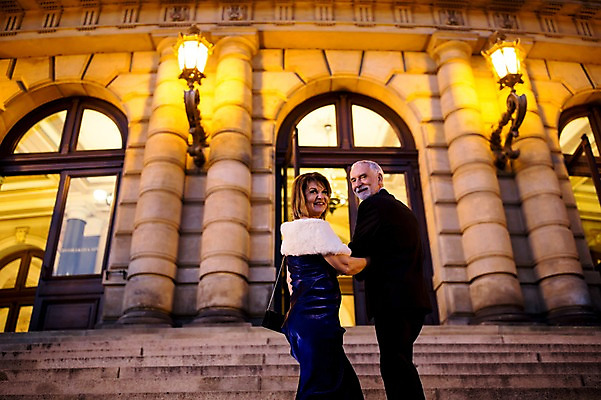 포토 JPG 서양인 커플 응시 드레스 여자 노년 남자 50대 가로등 데이트 미소 사람 정장 상반신 야외 두명 뒷모습 실버라이프 팔짱 계단 노부부 로맨틱 뒤돌아보기 야간 공연장 오르기 노인만 국내포토 자연요소 외국인 라이프스타일 부부 시선 옷 공공시설 뷰포인트 중년 컨셉 관계 모션 표정 성인 극장 성인만 파일형식