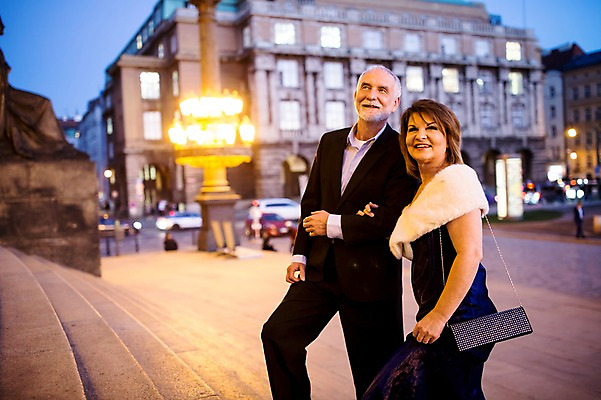 포토 JPG 서양인 커플 응시 드레스 여자 노년 남자 50대 가로등 데이트 거리 미소 사람 정장 상반신 야외 두명 건물 옆모습 실버라이프 팔짱 계단 노부부 로맨틱 야간 오르기 노인만 국내포토 자연요소 외국인 라이프스타일 건축물 부부 시선 옷 공공시설 뷰포인트 중년 컨셉 관계 모션 표정 성인 성인만 파일형식