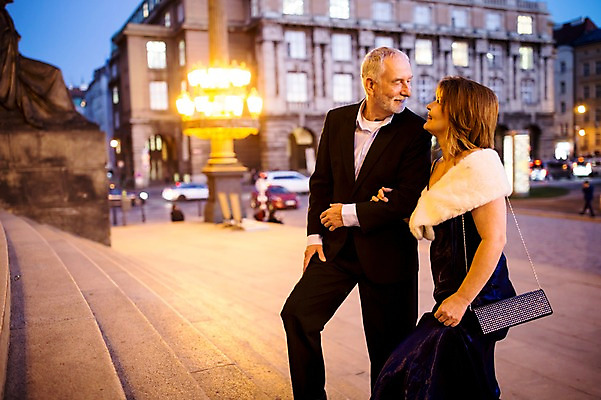 포토 JPG 서양인 커플 응시 드레스 여자 노년 남자 50대 가로등 데이트 미소 사람 정장 상반신 야외 두명 건물 옆모습 실버라이프 마주보기 팔짱 계단 노부부 로맨틱 야간 오르기 노인만 국내포토 자연요소 외국인 라이프스타일 건축물 부부 시선 옷 공공시설 뷰포인트 중년 컨셉 관계 모션 표정 성인 성인만 파일형식