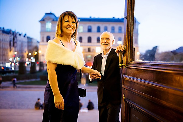 포토 JPG 서양인 커플 응시 드레스 여자 노년 남자 50대 데이트 미소 사람 정장 상반신 야외 두명 앞모습 실버라이프 문 손잡기 노부부 로맨틱 오픈 야간 공연장 문손잡이 노인만 국내포토 자연요소 외국인 라이프스타일 부부 시선 옷 뷰포인트 중년 컨셉 관계 모션 표정 손잡이 성인 극장 성인만 파일형식