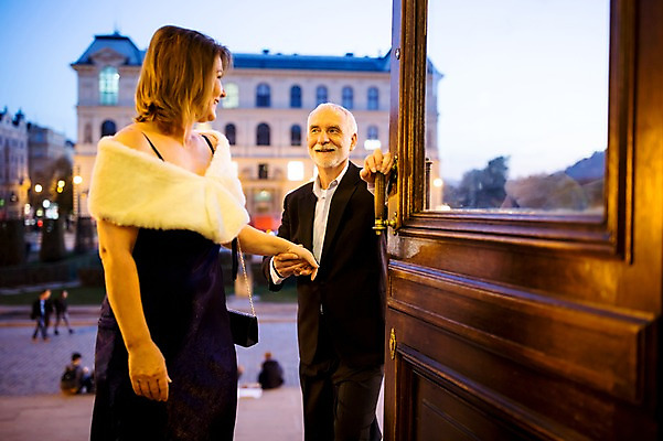 포토 JPG 서양인 커플 응시 드레스 여자 노년 남자 50대 데이트 미소 사람 상반신 야외 두명 앞모습 옆모습 실버라이프 문 마주보기 손잡기 노부부 로맨틱 오픈 야간 공연장 문손잡이 노인만 국내포토 자연요소 외국인 라이프스타일 부부 시선 옷 뷰포인트 중년 컨셉 관계 모션 표정 손잡이 성인 극장 성인만 파일형식