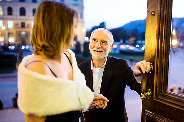 포토 JPG 서양인 커플 응시 드레스 여자 노년 남자 50대 데이트 미소 사람 상반신 야외 두명 앞모습 옆모습 실버라이프 문 마주보기 손잡기 노부부 로맨틱 오픈 야간 문손잡이 노인만 국내포토 자연요소 외국인 라이프스타일 부부 시선 옷 뷰포인트 중년 컨셉 관계 모션 표정 손잡이 성인 성인만 파일형식