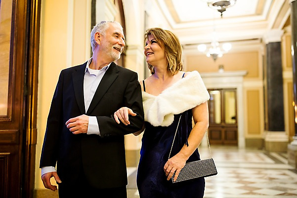 포토 JPG 서양인 커플 응시 드레스 여자 노년 남자 50대 데이트 실내 미소 사람 정장 상반신 두명 앞모습 실버라이프 마주보기 팔짱 노부부 로맨틱 복도 공연장 노인만 국내포토 외국인 라이프스타일 부부 시선 옷 뷰포인트 중년 컨셉 관계 모션 표정 성인 내부 극장 성인만 파일형식