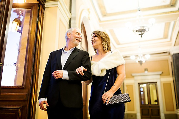 포토 JPG 서양인 커플 응시 드레스 여자 노년 남자 로우앵글 50대 데이트 실내 미소 사람 정장 상반신 두명 앞모습 실버라이프 마주보기 팔짱 노부부 로맨틱 복도 공연장 노인만 국내포토 외국인 라이프스타일 부부 시선 옷 뷰포인트 중년 컨셉 관계 모션 표정 성인 내부 극장 성인만 파일형식