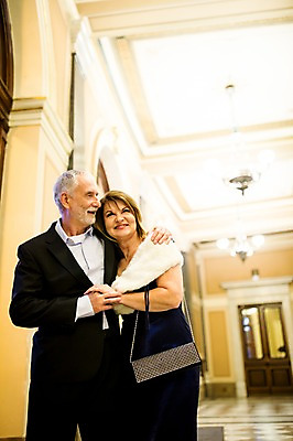 포토 JPG 서양인 커플 응시 드레스 여자 노년 남자 50대 데이트 안기 실내 미소 사람 정장 상반신 두명 앞모습 실버라이프 손잡기 노부부 로맨틱 복도 공연장 노인만 국내포토 외국인 라이프스타일 부부 시선 옷 뷰포인트 중년 컨셉 관계 모션 표정 성인 내부 극장 성인만 파일형식