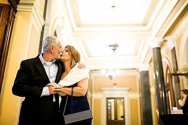 포토 JPG 서양인 커플 드레스 여자 노년 남자 50대 데이트 키스 실내 사람 정장 상반신 두명 앞모습 옆모습 실버라이프 손잡기 노부부 로맨틱 복도 공연장 노인만 국내포토 외국인 라이프스타일 부부 옷 뷰포인트 중년 컨셉 관계 모션 성인 내부 극장 애정표현 성인만 파일형식