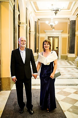 포토 JPG 전신 서양인 커플 응시 드레스 여자 노년 남자 50대 데이트 실내 서기 미소 사람 정장 두명 앞모습 실버라이프 손잡기 노부부 로맨틱 복도 공연장 노인만 국내포토 외국인 라이프스타일 부부 시선 옷 뷰포인트 중년 컨셉 관계 모션 표정 성인 내부 극장 성인만 파일형식