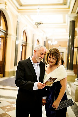 포토 JPG 서양인 커플 응시 드레스 여자 노년 남자 리플렛 50대 데이트 실내 미소 사람 정장 상반신 두명 앞모습 실버라이프 손잡기 노부부 로맨틱 복도 공연장 노인만 국내포토 외국인 라이프스타일 부부 시선 옷 뷰포인트 중년 컨셉 관계 모션 표정 성인 내부 극장 성인만 파일형식