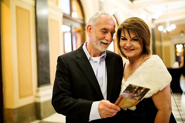 포토 JPG 서양인 커플 응시 드레스 여자 노년 남자 리플렛 50대 데이트 실내 미소 사람 상반신 두명 앞모습 옆모습 실버라이프 노부부 로맨틱 공연장 노인만 국내포토 외국인 라이프스타일 부부 시선 옷 뷰포인트 중년 컨셉 관계 표정 성인 내부 극장 성인만 파일형식