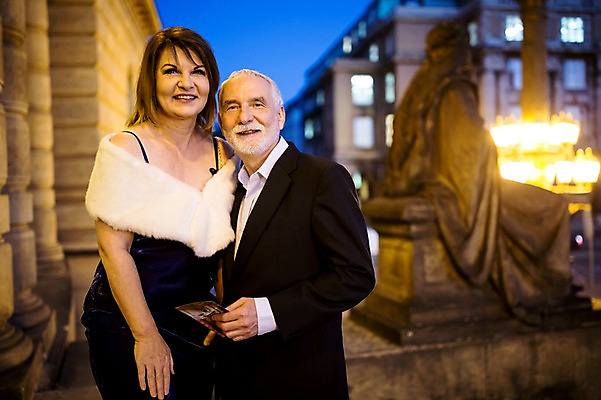 포토 JPG 서양인 커플 응시 드레스 여자 노년 남자 리플렛 50대 데이트 미소 사람 정장 상반신 야외 두명 앞모습 실버라이프 노부부 기댐 로맨틱 야간 노인만 국내포토 자연요소 외국인 라이프스타일 부부 시선 옷 뷰포인트 중년 컨셉 관계 모션 표정 성인 성인만 파일형식