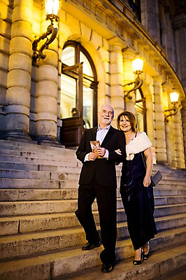 포토 JPG 전신 서양인 커플 응시 드레스 여자 노년 남자 리플렛 50대 가로등 데이트 서기 미소 들기 사람 정장 야외 두명 앞모습 실버라이프 팔짱 계단 노부부 로맨틱 야간 공연장 노인만 국내포토 자연요소 외국인 라이프스타일 부부 시선 옷 공공시설 뷰포인트 중년 컨셉 관계 모션 표정 성인 극장 성인만 파일형식