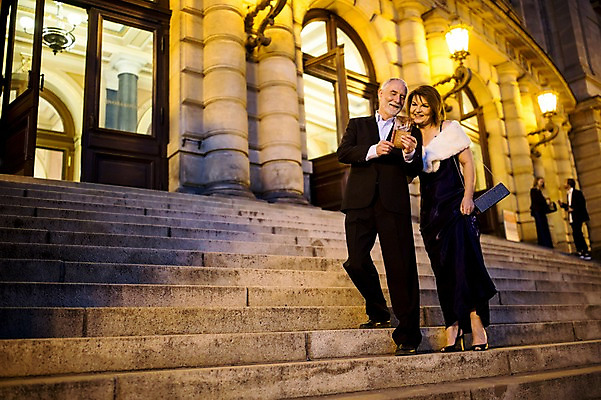 포토 JPG 전신 서양인 커플 응시 드레스 여자 노년 남자 리플렛 50대 가로등 데이트 미소 사람 정장 야외 두명 건물 앞모습 실버라이프 계단 노부부 로맨틱 야간 공연장 노인만 국내포토 자연요소 외국인 라이프스타일 건축물 부부 시선 옷 공공시설 뷰포인트 중년 컨셉 관계 표정 성인 극장 성인만 파일형식