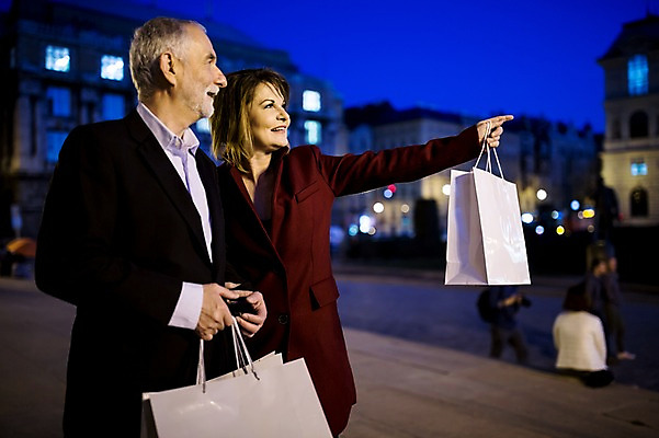 포토 JPG 서양인 커플 응시 여자 노년 남자 50대 데이트 미소 사람 상반신 야외 두명 앞모습 옆모습 실버라이프 빛 쇼핑 쇼핑백 노부부 로맨틱 가리킴 야간 노인만 국내포토 자연요소 외국인 라이프스타일 부부 시선 뷰포인트 중년 컨셉 가방 관계 표정 손짓 성인 성인만 파일형식