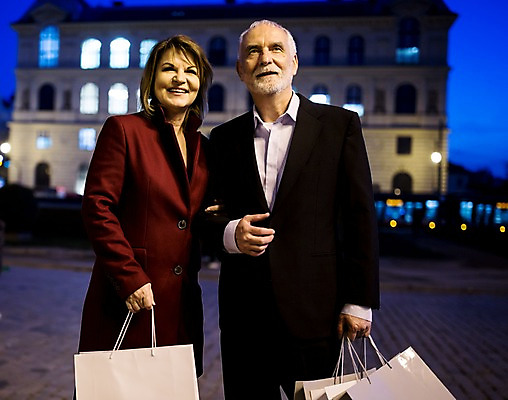 포토 JPG 서양인 커플 응시 여자 노년 남자 50대 데이트 서기 미소 사람 상반신 야외 두명 앞모습 실버라이프 빛 쇼핑 쇼핑백 팔짱 노부부 로맨틱 야간 노인만 국내포토 자연요소 외국인 라이프스타일 부부 시선 뷰포인트 중년 컨셉 가방 관계 모션 표정 성인 성인만 파일형식