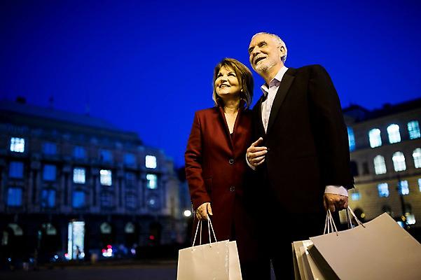 포토 JPG 서양인 커플 응시 여자 노년 남자 로우앵글 50대 데이트 서기 미소 사람 상반신 야외 두명 앞모습 옆모습 실버라이프 빛 쇼핑 쇼핑백 노부부 로맨틱 야간 노인만 국내포토 자연요소 외국인 라이프스타일 부부 시선 뷰포인트 중년 컨셉 가방 관계 모션 표정 성인 성인만 파일형식