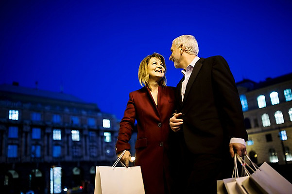 포토 JPG 서양인 커플 응시 여자 노년 남자 로우앵글 50대 데이트 서기 미소 사람 상반신 야외 두명 앞모습 옆모습 실버라이프 빛 쇼핑 쇼핑백 마주보기 노부부 로맨틱 야간 노인만 국내포토 자연요소 외국인 라이프스타일 부부 시선 뷰포인트 중년 컨셉 가방 관계 모션 표정 성인 성인만 파일형식